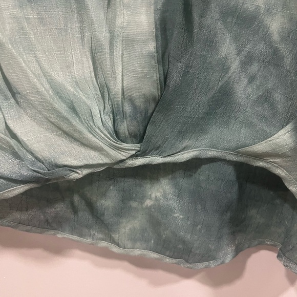 Cute button top with hi low feature with gauzy shimmer fabric - Picture 4 of 5